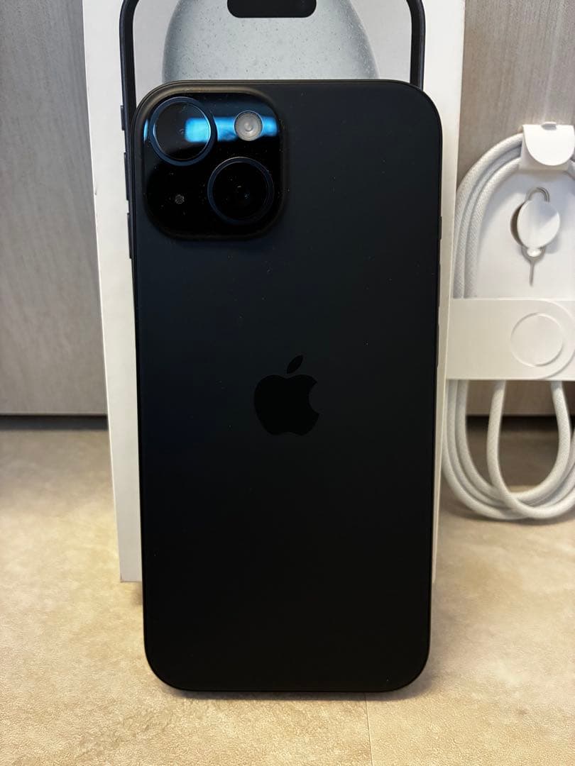 【美品】Apple iPhone 15 本体 ブラック 256GB 付属品新品