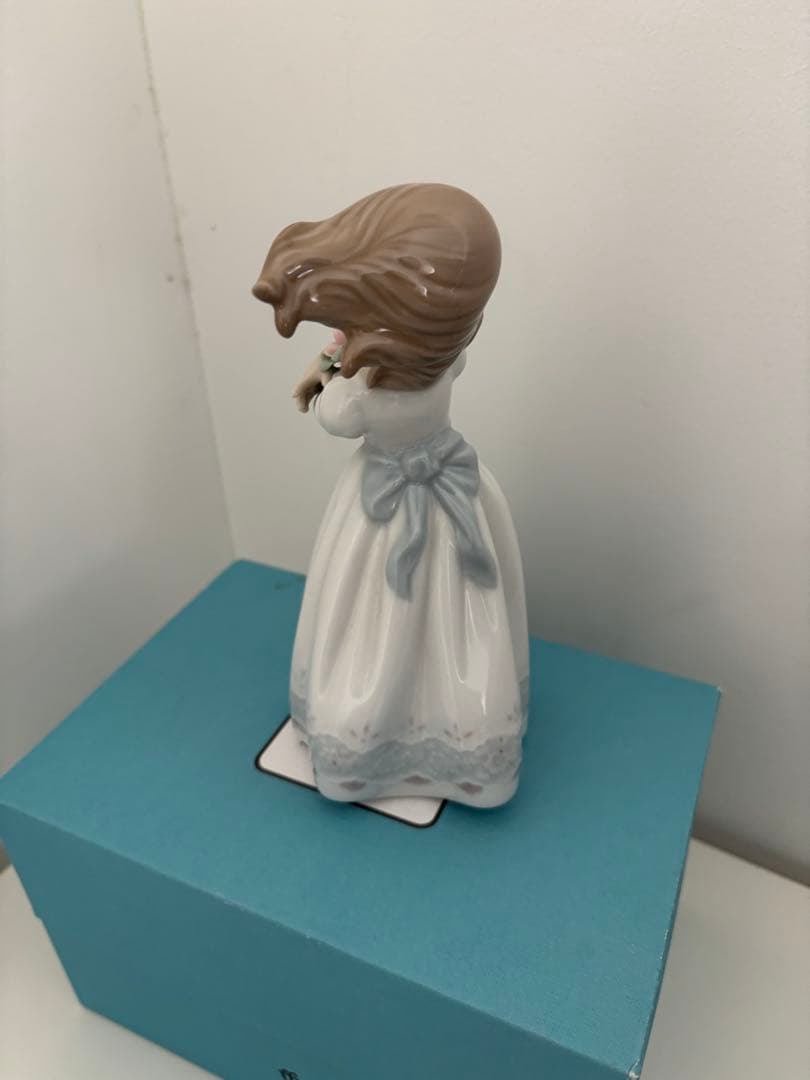 リヤドロ LLADROさわやかな風 品番9216 ポーセリン（磁器）フィギュリン