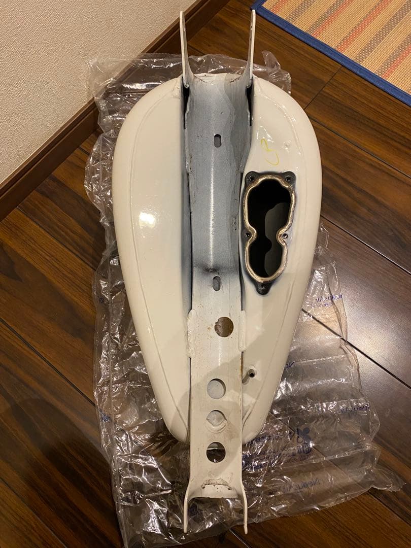 美品！ハーレーxl1200ns純正タンク・フロントリアフェンダーセット白