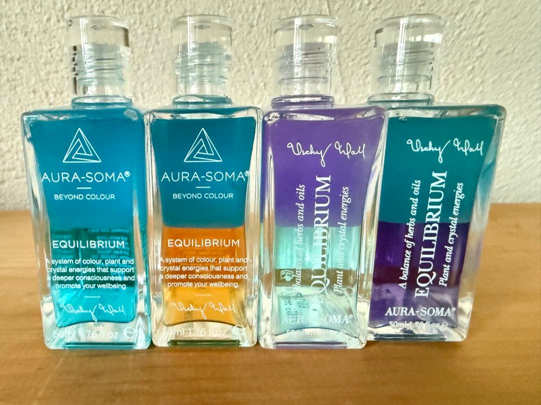 Aura-Soma エッセンシャルオイルボトルセット 4本　水の神秘小冊子付き