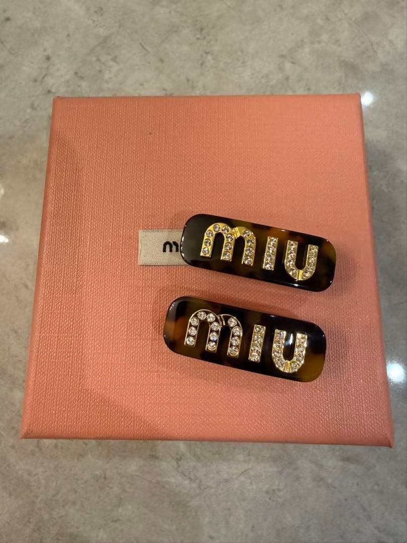 ミュウミュウ　miumiu ロゴ　プレックス　ヘアグリップ