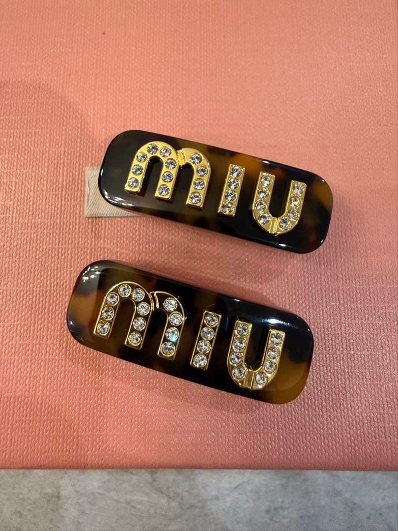 ミュウミュウ　miumiu ロゴ　プレックス　ヘアグリップ