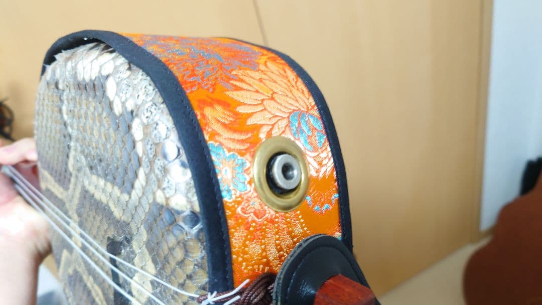 値下げ中！　極上エレキ三線　 人工＋蛇革二重張りのためメンテ不要