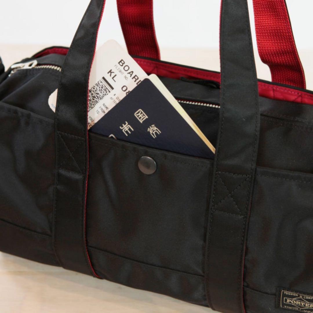 シンプルな黒と赤のドラムバッグ