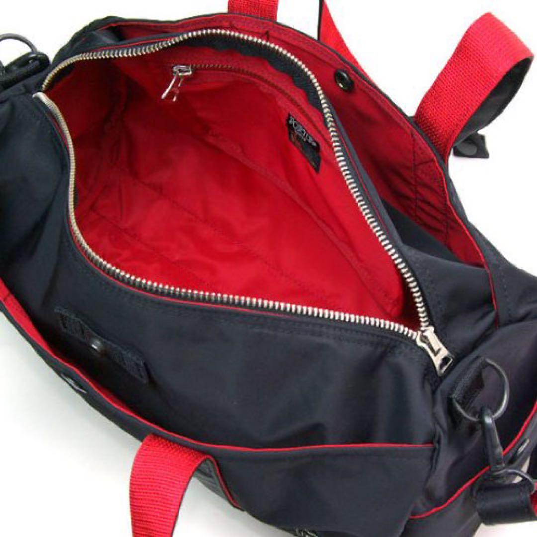 シンプルな黒と赤のドラムバッグ