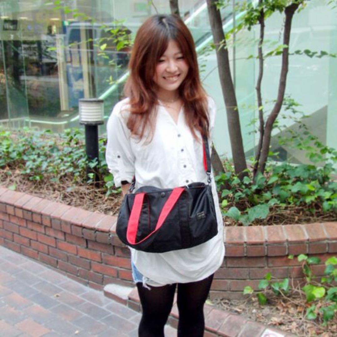 シンプルな黒と赤のドラムバッグ