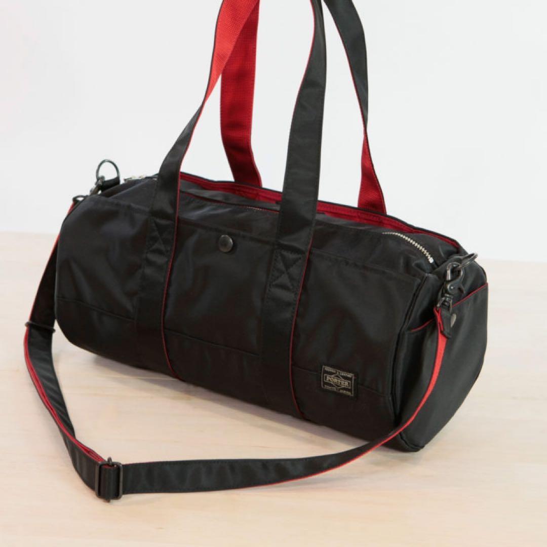 シンプルな黒と赤のドラムバッグ