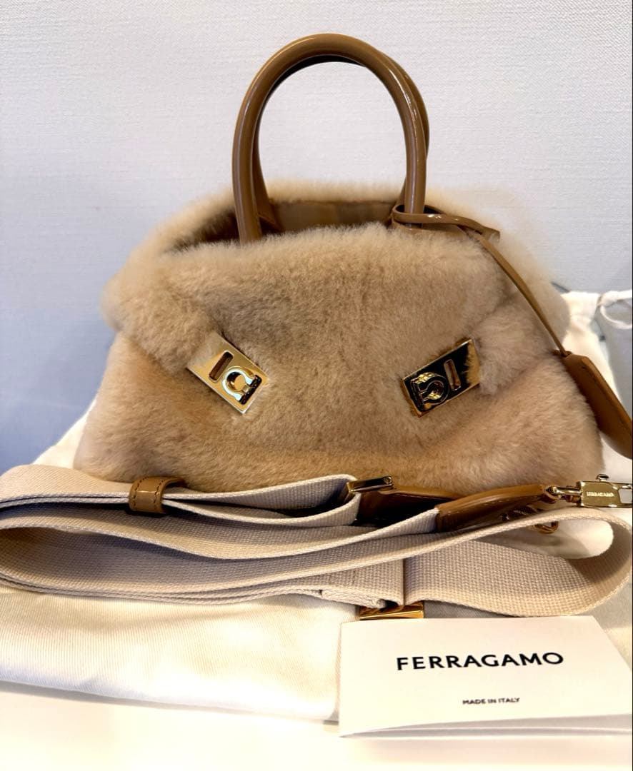 FERRAGAMO ハグバッグ　ミニ　ムートン