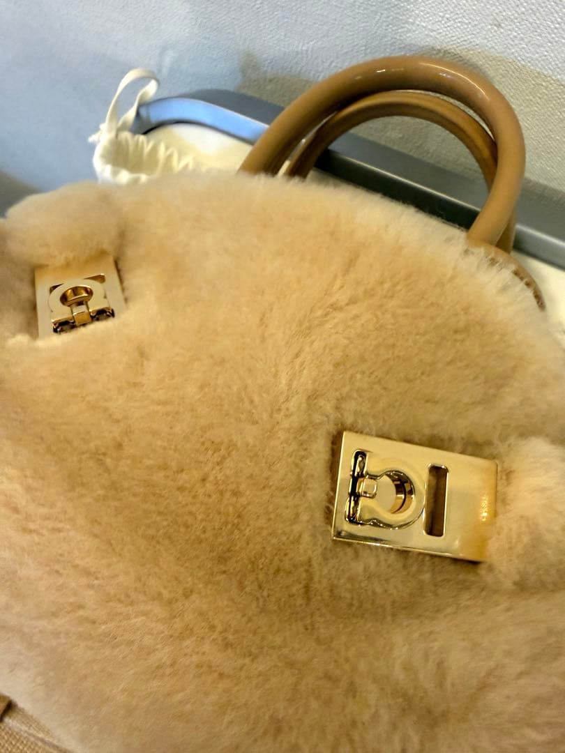 FERRAGAMO ハグバッグ　ミニ　ムートン