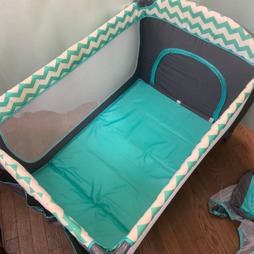 ベビーベッド プレイヤード おむつ替えテーブル付 おもちゃ 蚊帳付き