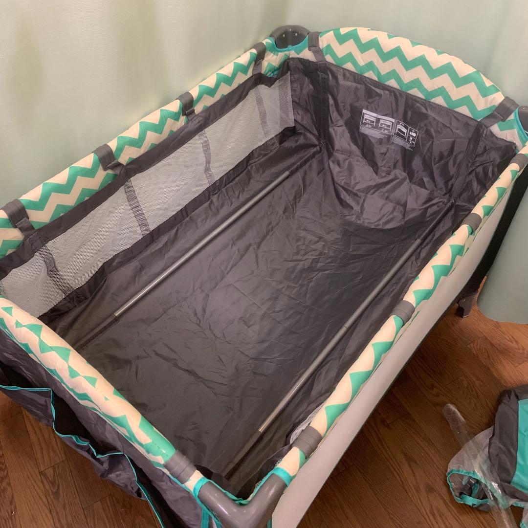 ベビーベッド プレイヤード おむつ替えテーブル付 おもちゃ 蚊帳付き