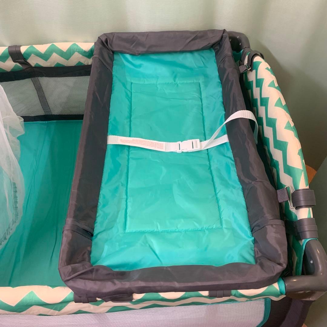 ベビーベッド プレイヤード おむつ替えテーブル付 おもちゃ 蚊帳付き