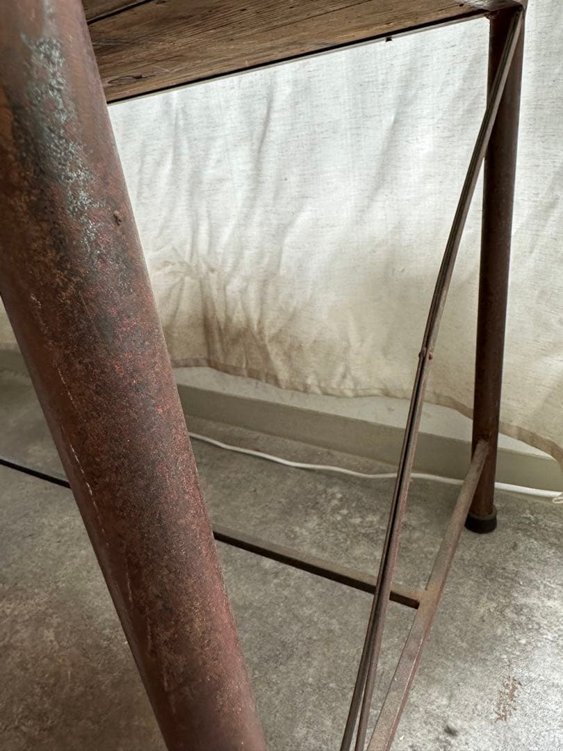 ヴィンテージ風グレーのテーブル