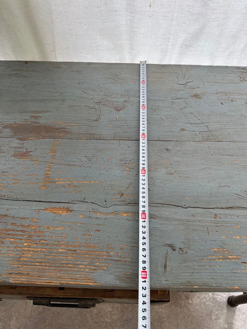 ヴィンテージ風グレーのテーブル