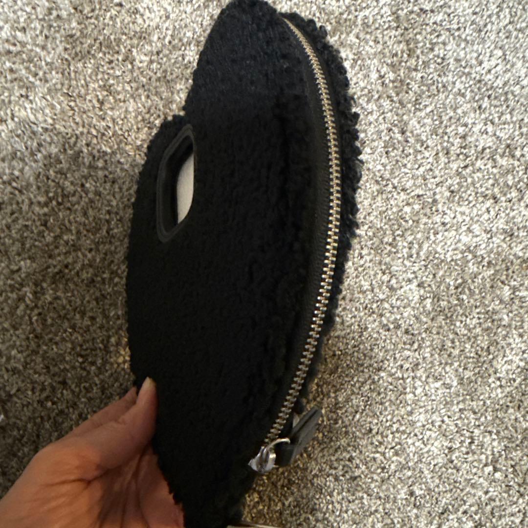 ajew ハート型　iPhone16Pro ケース