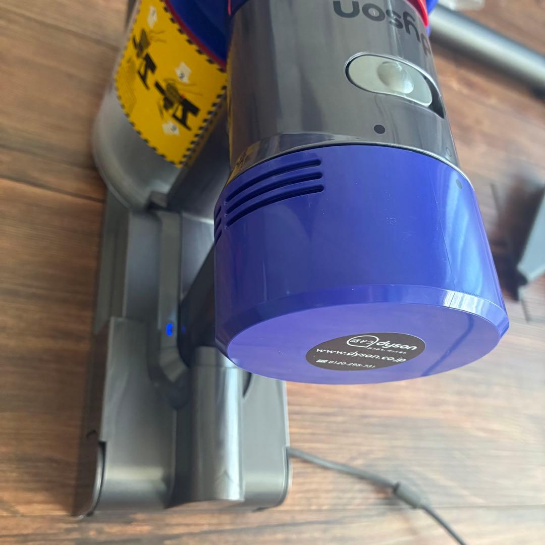 2022年製Dyson スティッククリーナー本体 充電器　各種アタッチメント付き