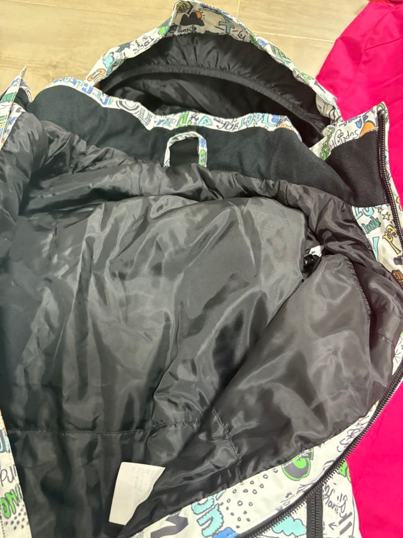 美品　子供用スキーウェアセット（ジャケット・パンツ・手袋）　140