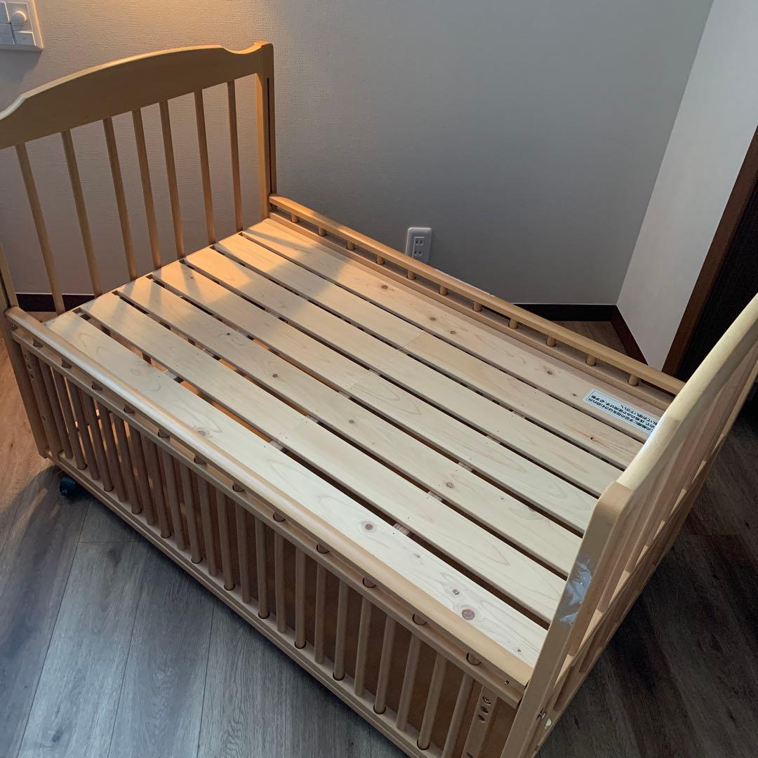 木製ベビーベッド　キャスター付き　添い寝可能　国産ひのき　キッズベッド