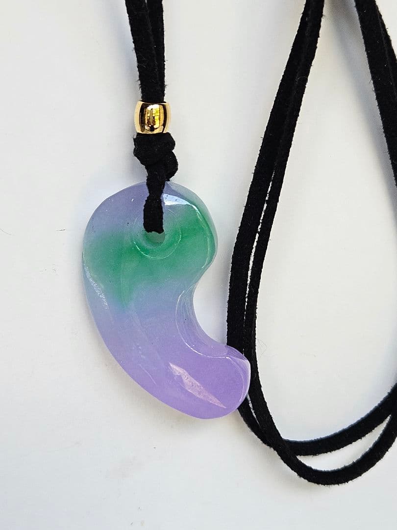 美品　レインボー 翡翠勾玉　　　　　　ペンダント ☆10,800円☆