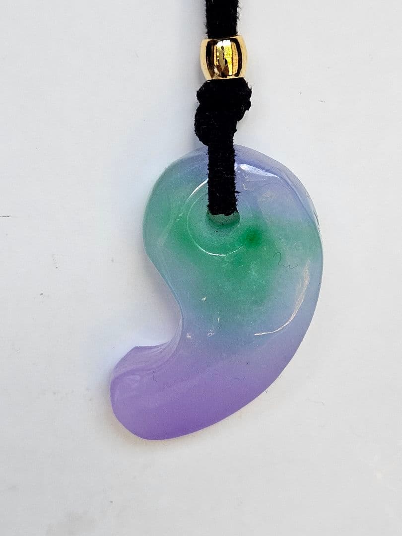 美品　レインボー 翡翠勾玉　　　　　　ペンダント ☆10,800円☆