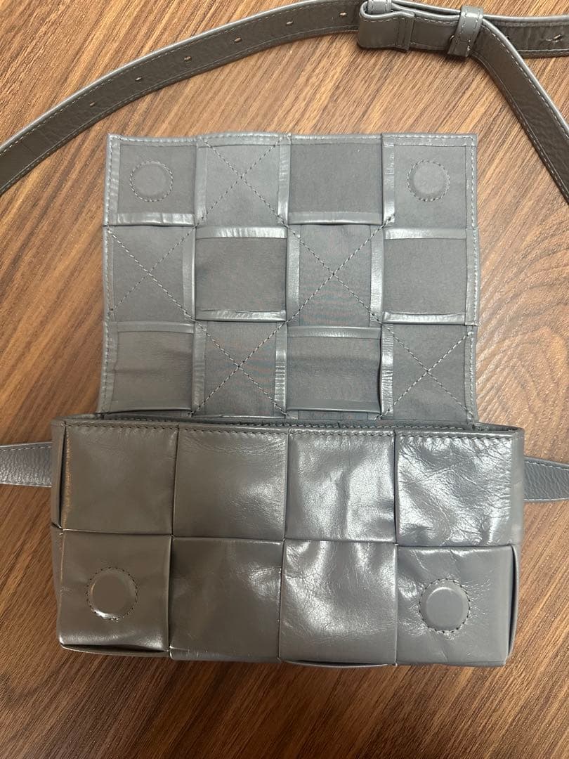 BOTTEGA VENETA グレー ボディバッグ
