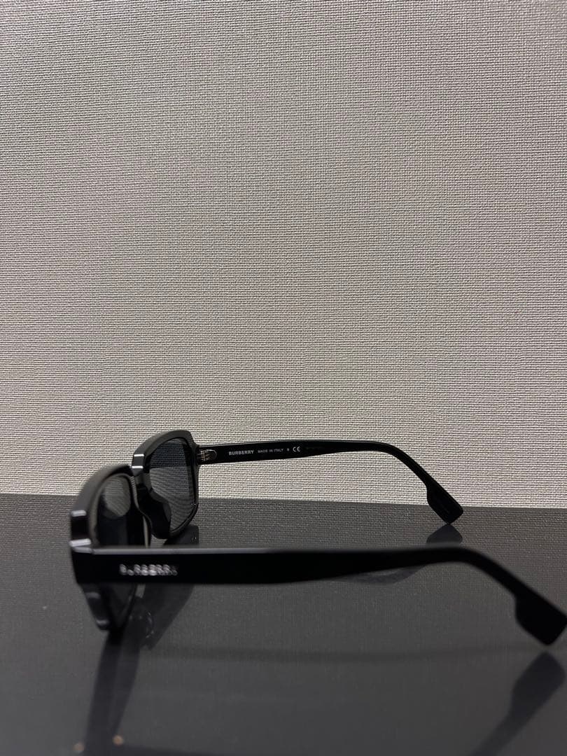 BURBERRY ブラック スクエア サングラス