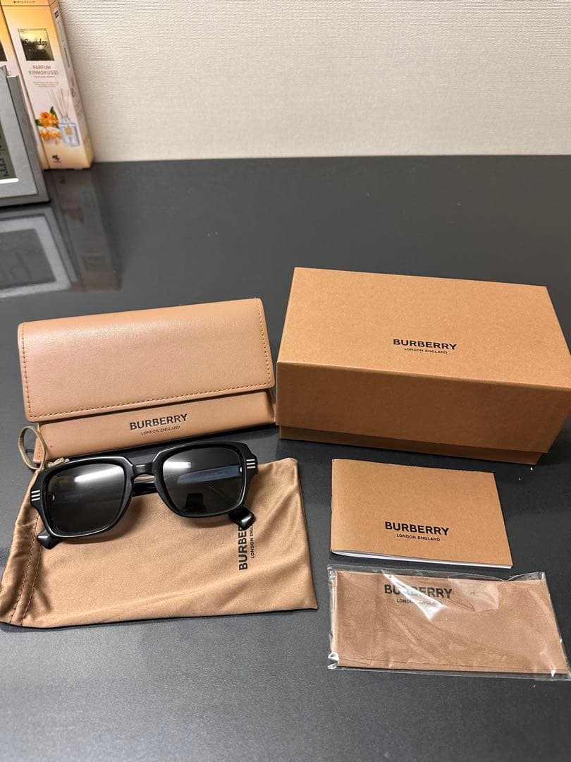 BURBERRY ブラック スクエア サングラス