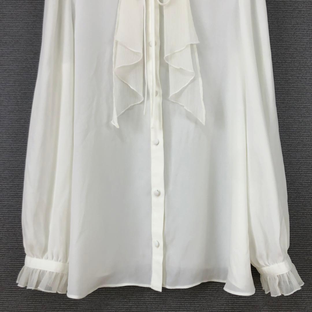 LOULOU WILLOUGHBY ヨーリューフリルタイブラウス オフホワイト