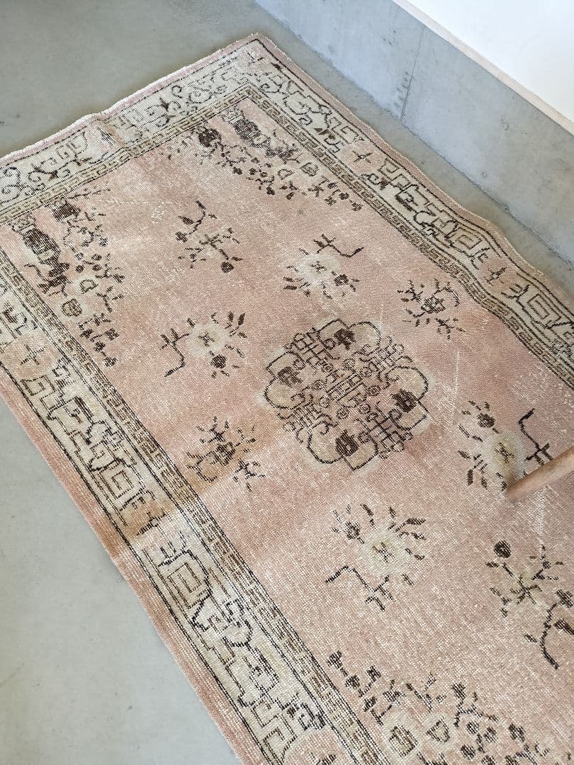 くすみピンクベージュのシノワズリラグ ヴィンテージトルコラグNo.713