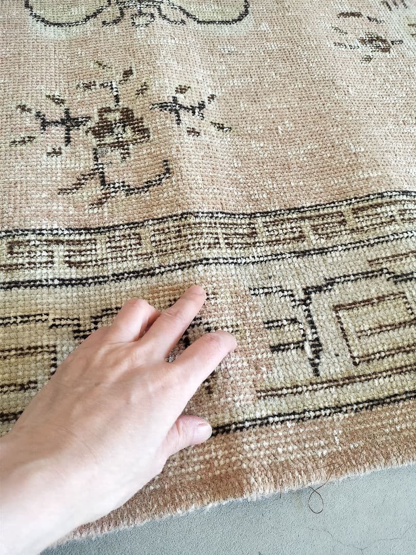 くすみピンクベージュのシノワズリラグ ヴィンテージトルコラグNo.713