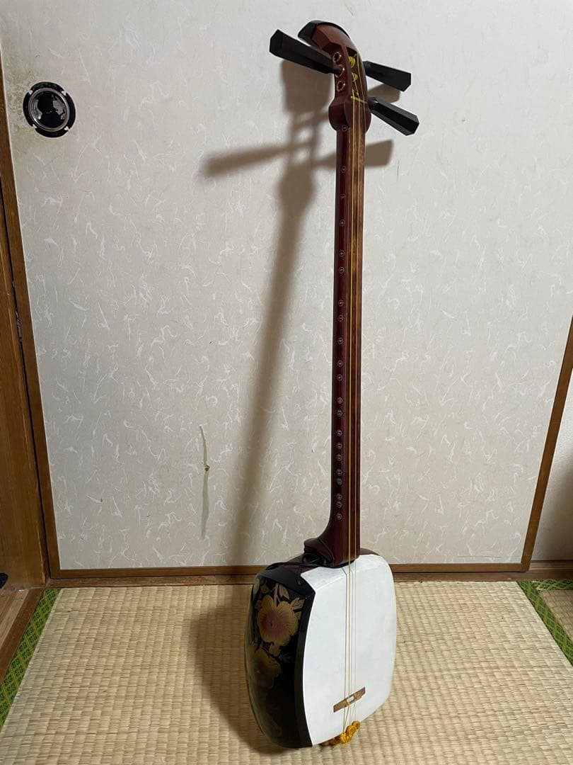 n*a様 【送料込】津軽三味線本体 花柄装飾 木製 3弦
