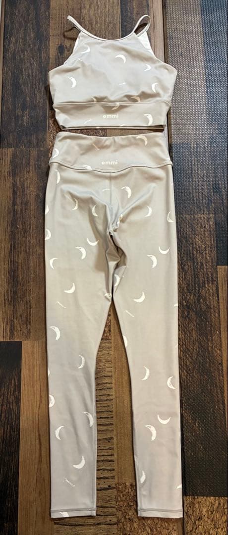 新品同emmi yogaエミヨガ　ヨガウェア　グレージュ×ムーン　ペイントタッチ