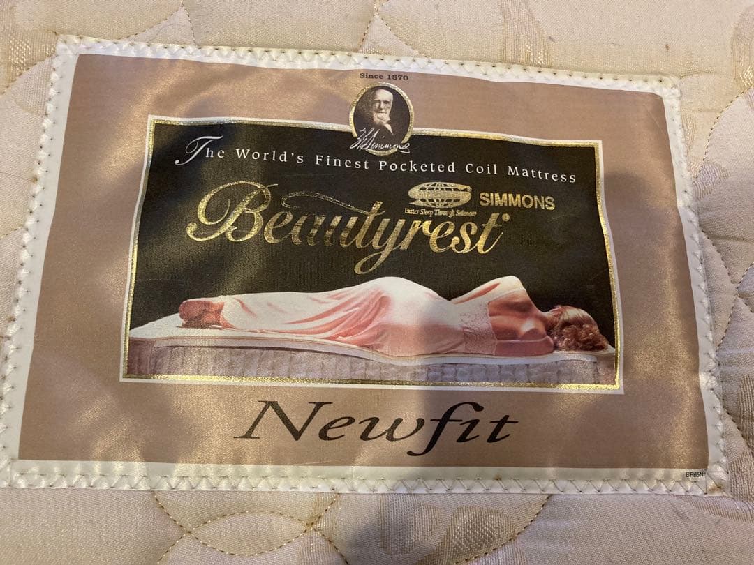 【かまぼこ】①シモンズ　フレーム＋マットレス　シングル1台（写真左側1台）