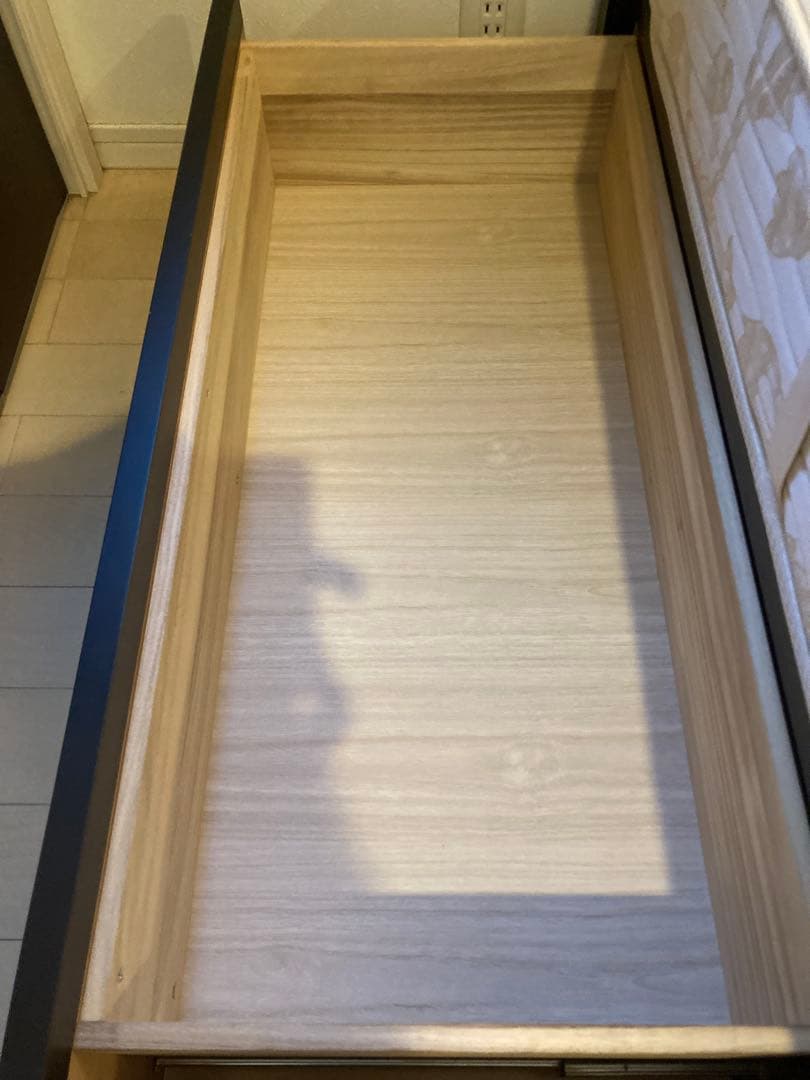 【かまぼこ】①シモンズ　フレーム＋マットレス　シングル1台（写真左側1台）