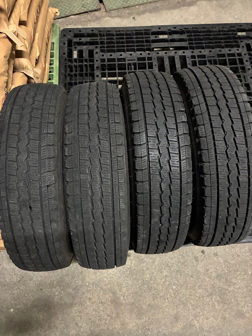 ゴ*ラ様 軽トラ、軽バン鉄ホイール付きスタッドレスタイヤ　4本