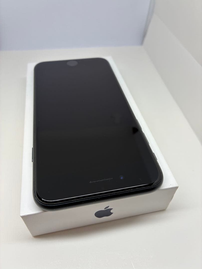 【超美品】iPhone SE3 64G ブラック　SIMフリー　新品バッテリー