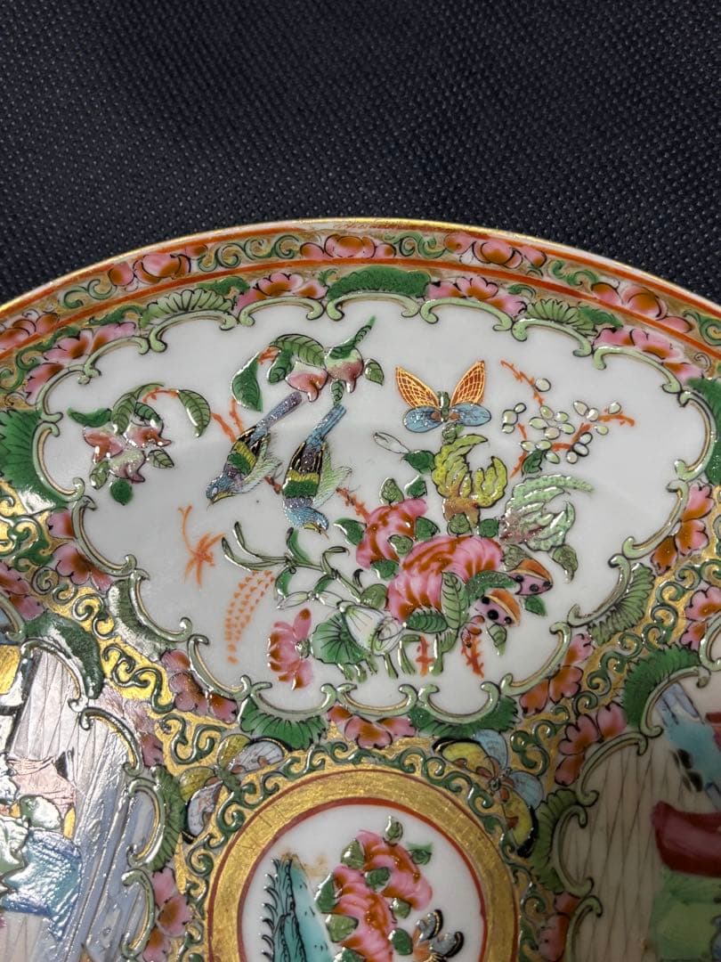 中国古美術品　清の時代　金彩粉彩人物花鳥中皿　21cm