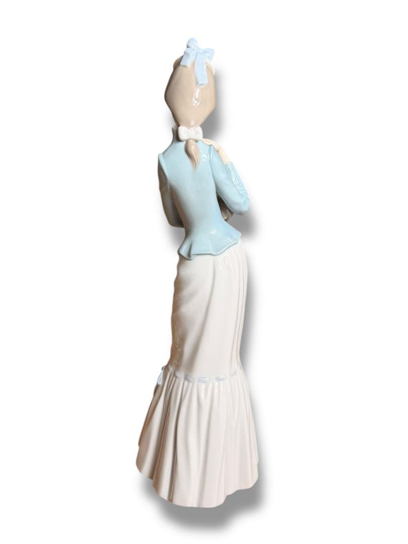 #リヤドロ 仔犬を抱く貴婦人 フィギュリン 4893 P-3