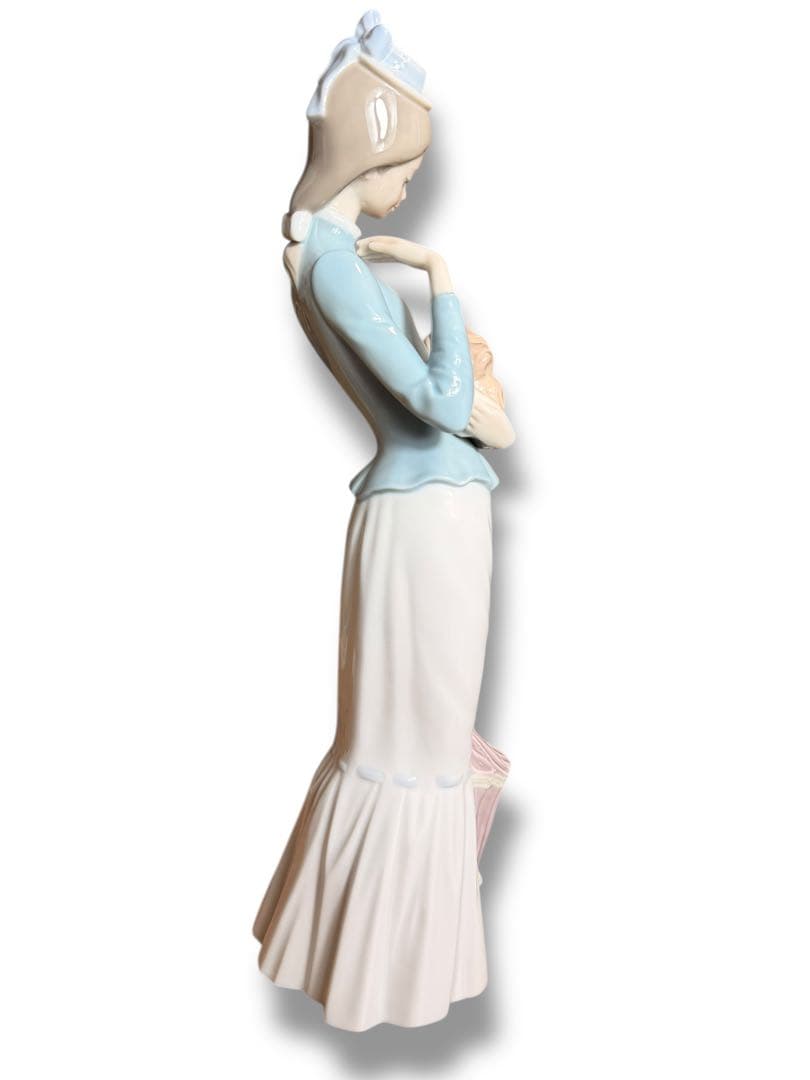 #リヤドロ 仔犬を抱く貴婦人 フィギュリン 4893 P-3