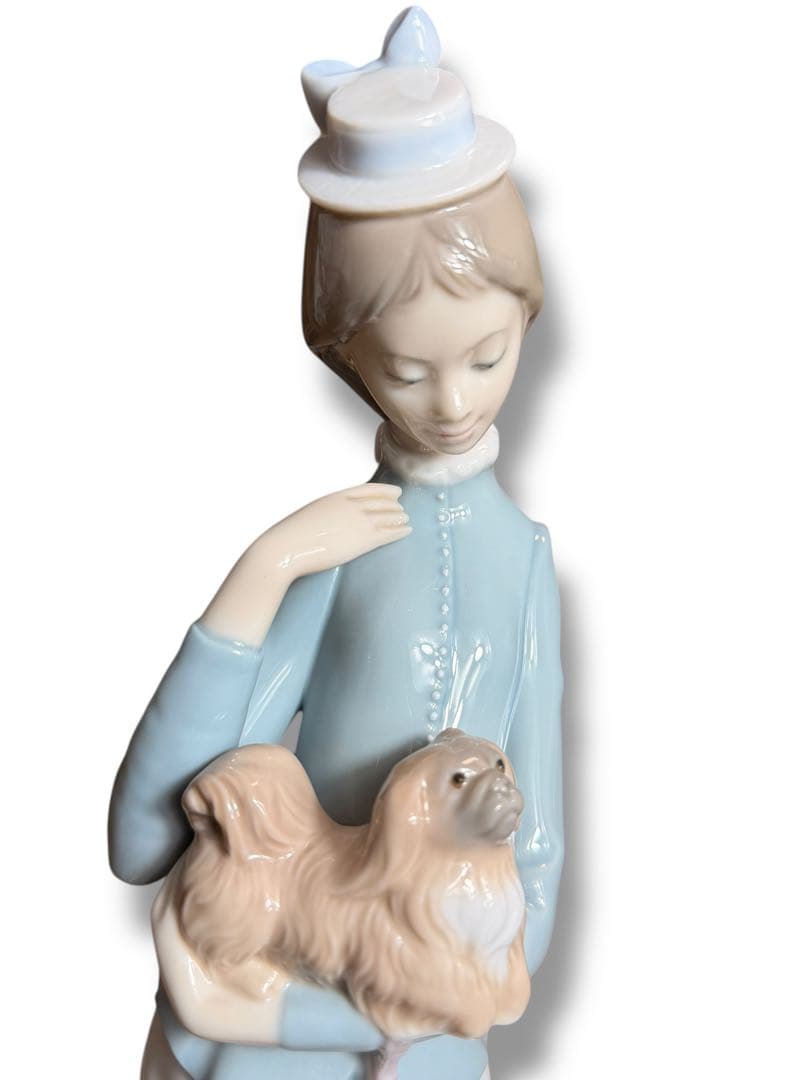 #リヤドロ 仔犬を抱く貴婦人 フィギュリン 4893 P-3