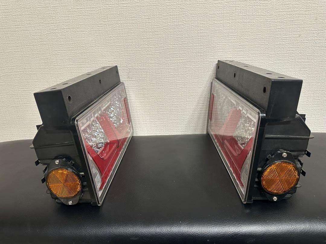 小糸LED2連テールランプ