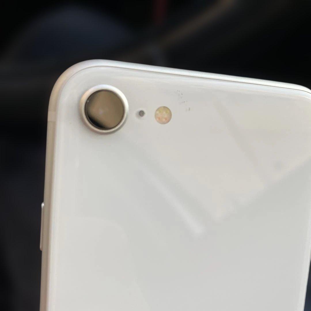 Apple iPhone SE 第二世代　ホワイト 本体