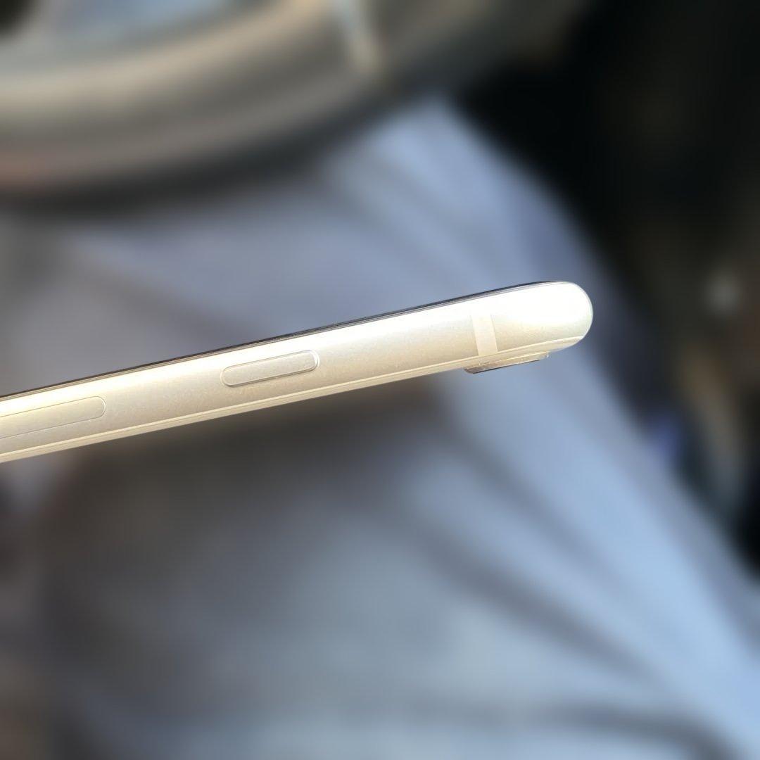 Apple iPhone SE 第二世代　ホワイト 本体