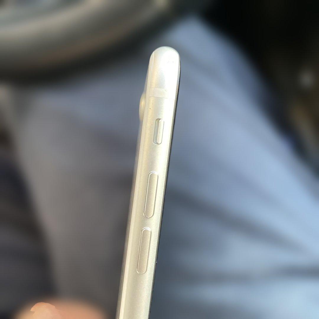 Apple iPhone SE 第二世代　ホワイト 本体