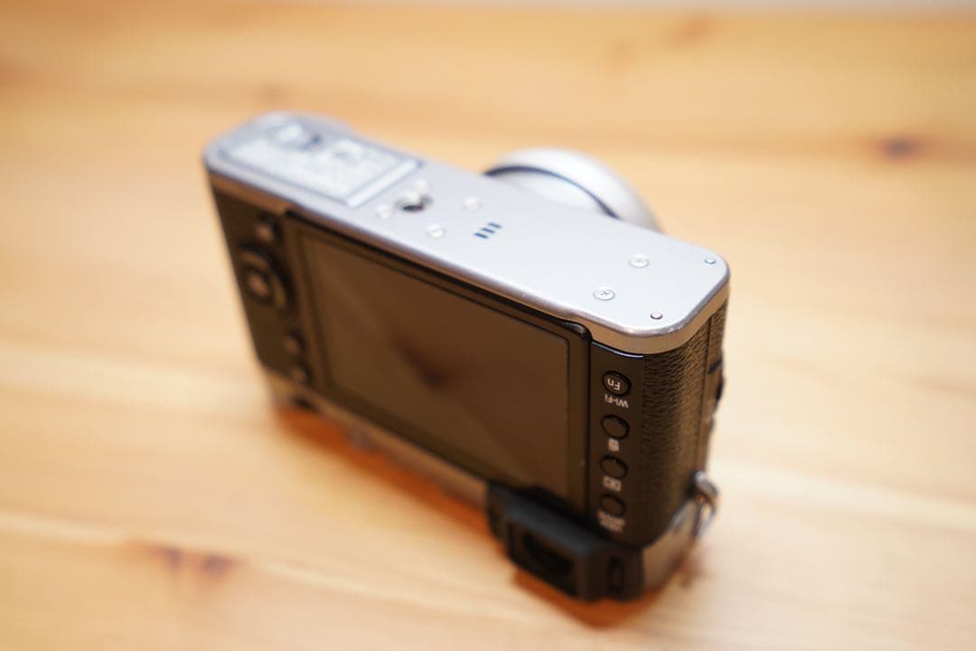 【美品】FUJIFILM X100T シルバー・フード&フィルター付｜おまけ多数