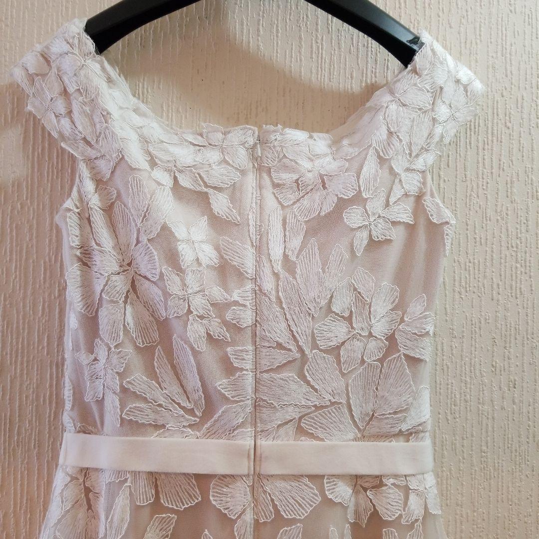 フローラル刺繍ホワイトドレス