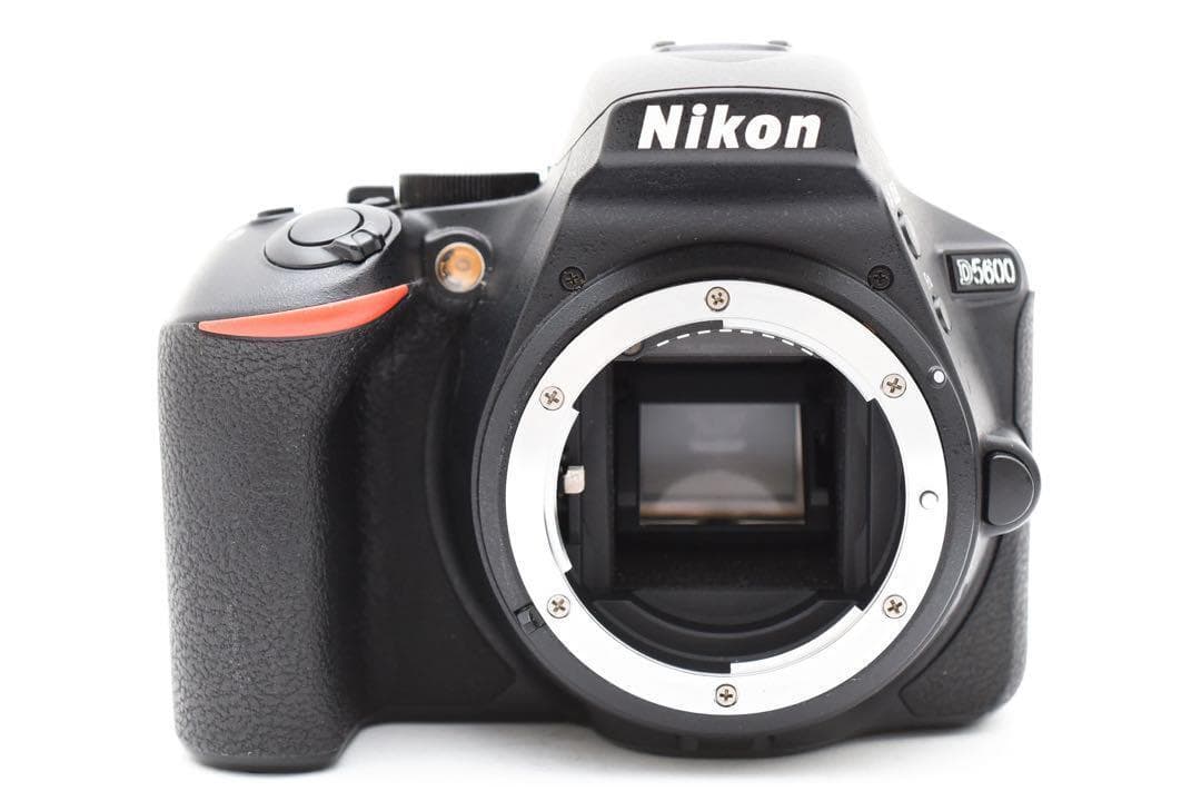 美品 Nikon D5600 ダブルズームセットショット数6875枚！！