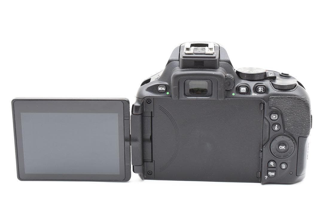 美品 Nikon D5600 ダブルズームセットショット数6875枚！！