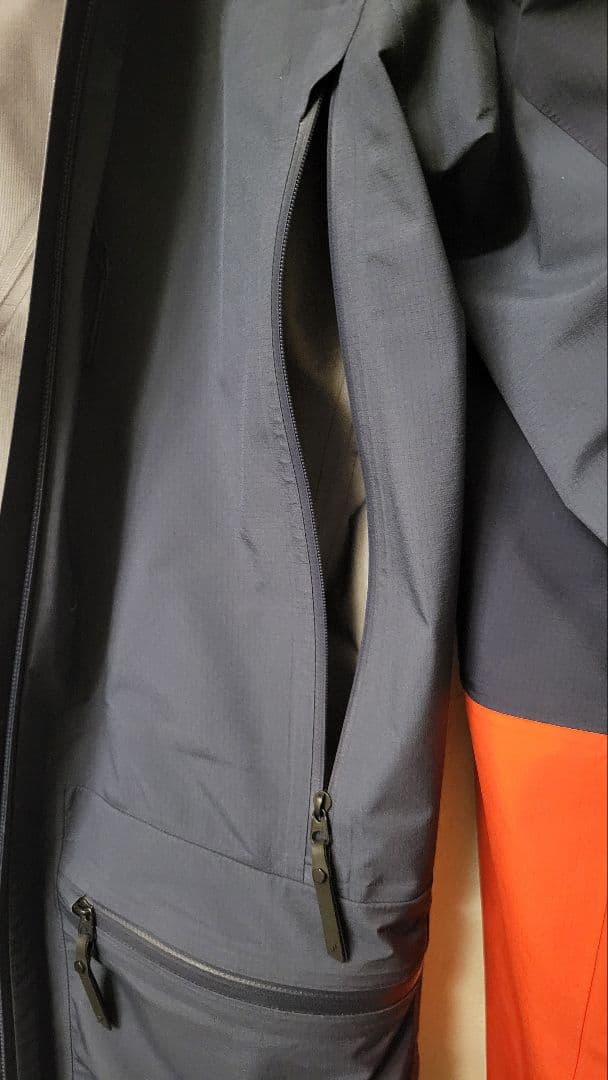 激安美品 PeakPerformanceビスライトツアージャケット上下【S】