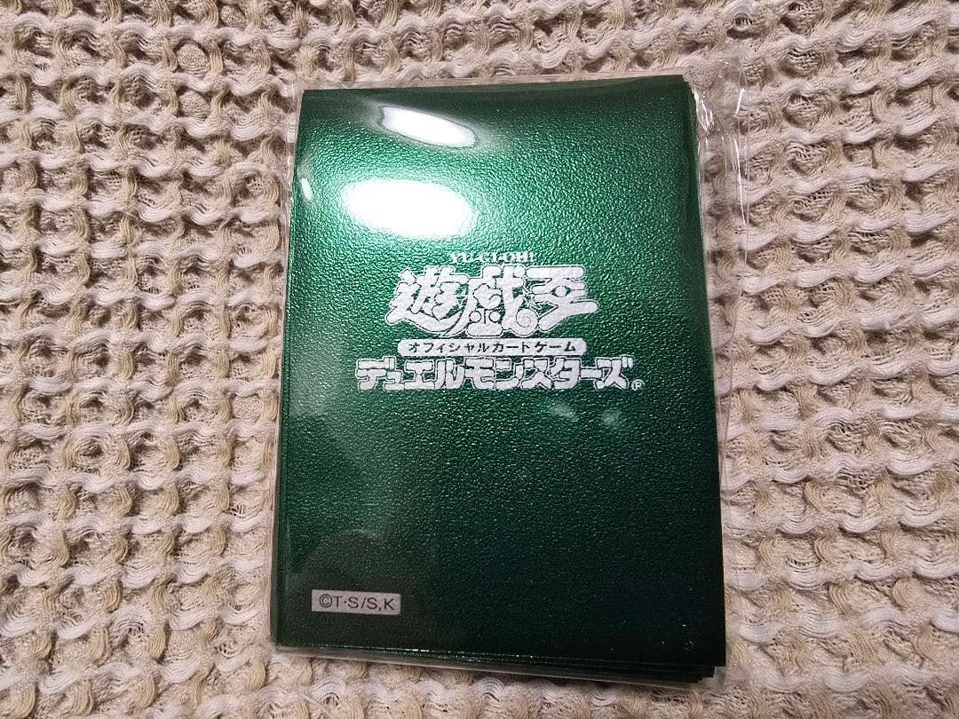 遊戯王　メタリックグリーン　初期ロゴ　スリーブ　未開封　デラックス